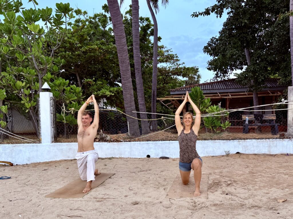 Anni und Ronny beim Yoga am Strand von Trincomalee